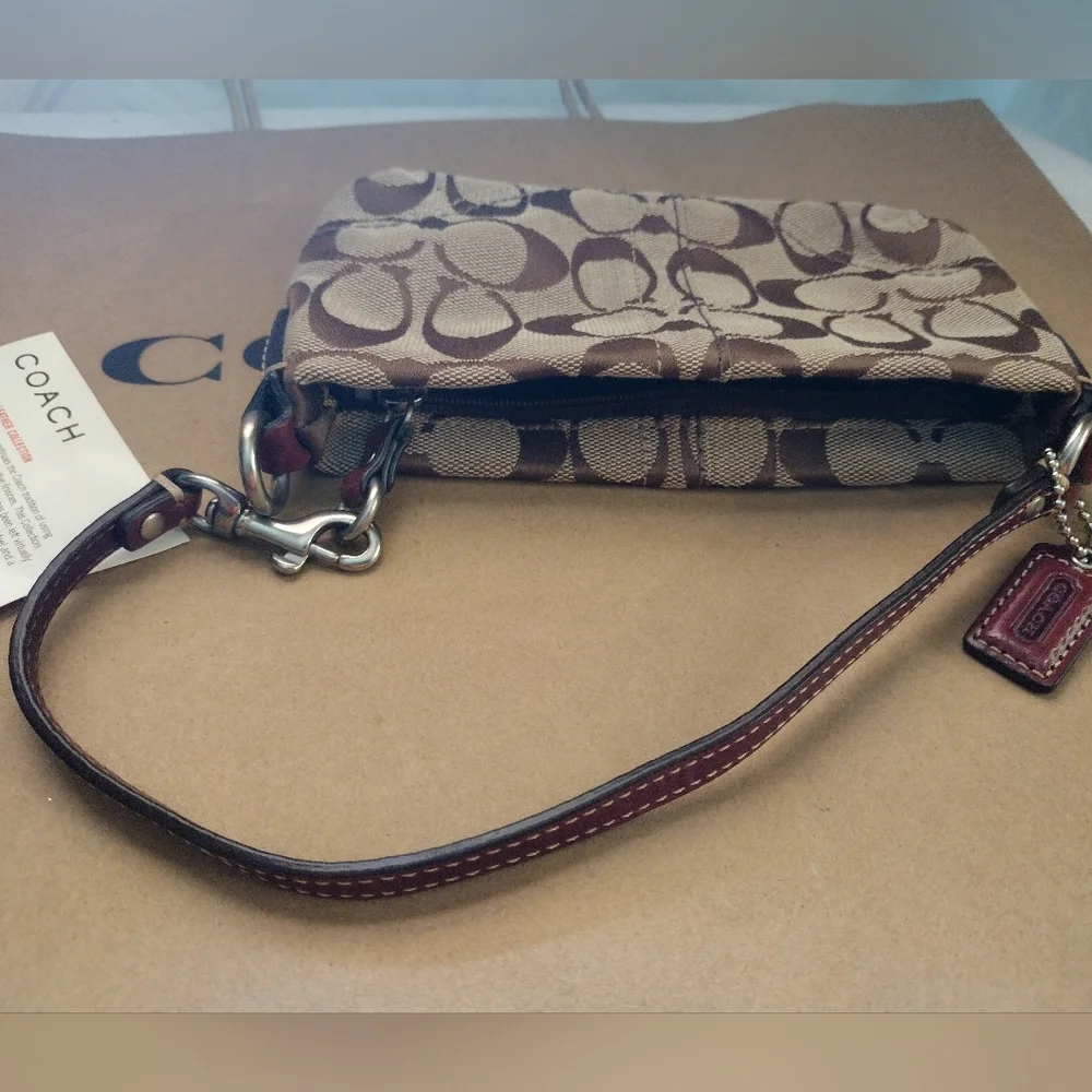 Coach wristlet - Picture 3 of 4
